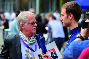 Gefragter Gesprächspartenr: der glühende BVB-Fan und Ehrenleuchtturm-Preisträger Hans Leyendecker. / Foto: Rohwedder