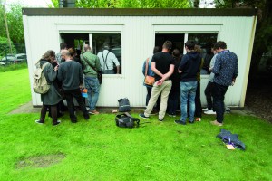 Publikumsmagnet „Darknet“: Referent Daniel Moßbrucker lockte mit seinem Workshop zu Recherchen im anonymen Netz die Massen an. / Foto: Jonas Walzberg