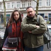 Alexei Bobrovnikov (37) mit Anastasia Galuschenko (19), der Tochter des verstorbenen Andrij Galuschenko.