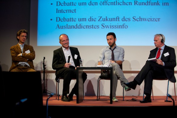 … mit Rainer Stadler, Medienredakteur der »Neuen Zürcher Zeitung« (links), Mathieu Magnaudeix vom französischen »Mediapart.fr« und Andrzej Krajewski, Medienjournalist in Polen, über Erfolge und Fehlschläge der Medienselbstkontrolle in Europa.